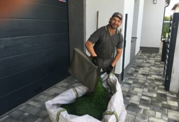 fűnyesedék zsákolása