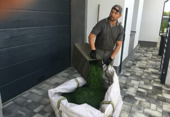 fűnyesedék zsákolása